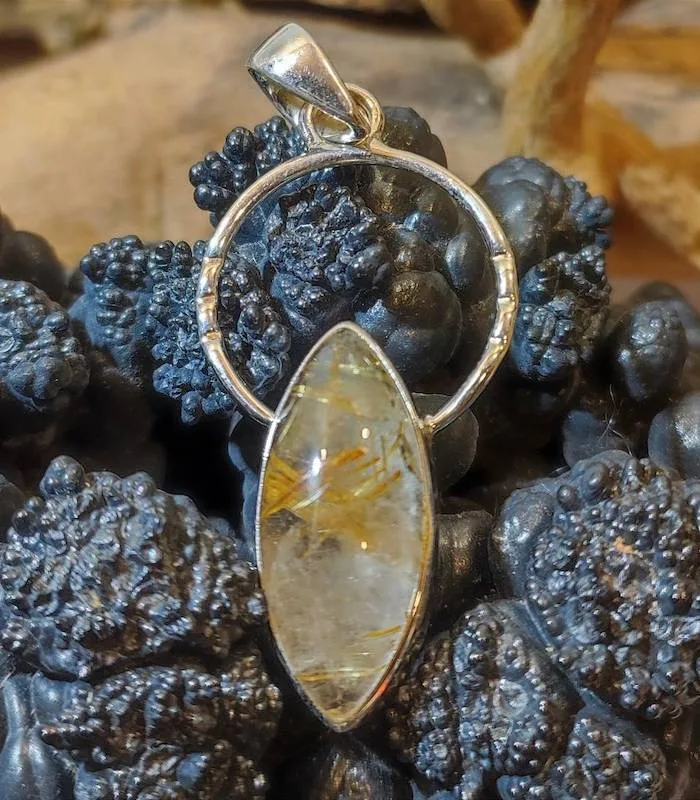 Pendentif ethnique en argent et quartz rutilé doré