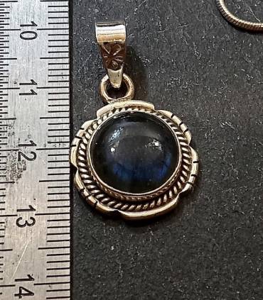 pendentif ethnique en argent et pierre naturelle de labradorite