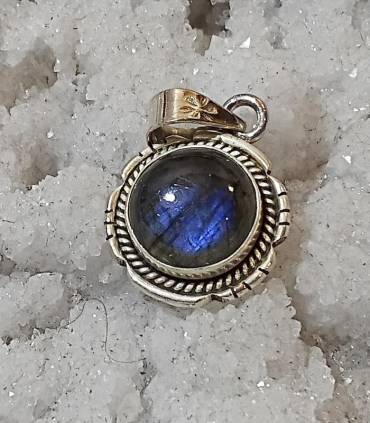 pendentif ethnique en argent et pierre naturelle de labradorite