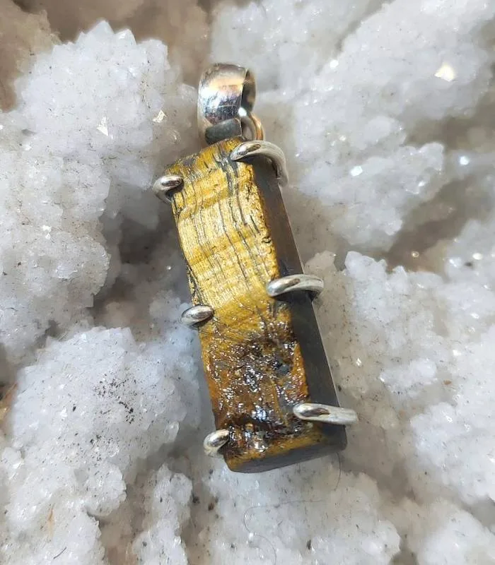 Pendentif en argent et pierre brute d'oeil de tigre