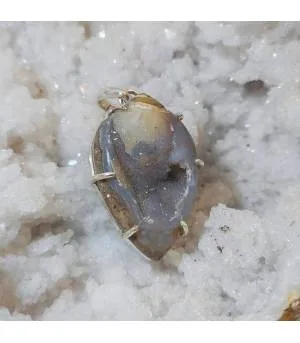 Pendentif argent coquillage cristallisation et calcédoine.