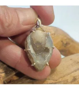 Pendentif argent coquillage cristallisation et calcédoine.