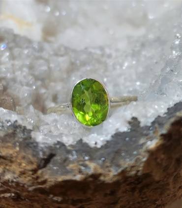 Bague "solitaire" en argent et pierre naturelle de péridot