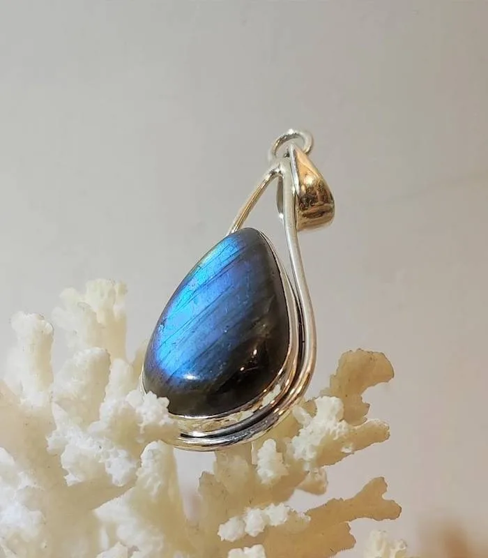Pendentif Vihara-Prakāsha – Argent 925 & Labradorite