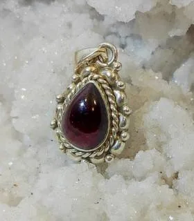 pendentif ethnique en argent et pierre naturelle de grenat.