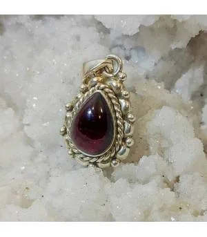 pendentif ethnique en argent et pierre naturelle de grenat.