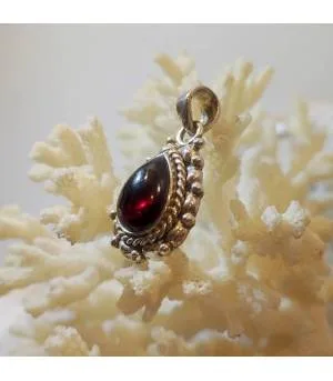 pendentif ethnique en argent et pierre naturelle de grenat.