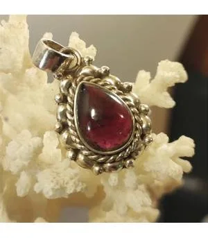 pendentif ethnique en argent et pierre naturelle de grenat.