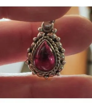 pendentif ethnique en argent et pierre naturelle de grenat.