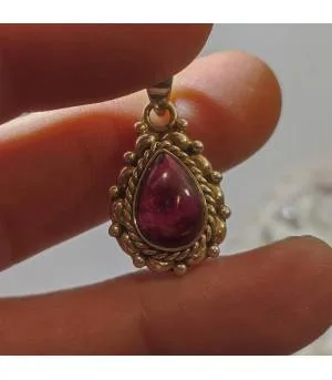 pendentif ethnique en argent et pierre naturelle de grenat.
