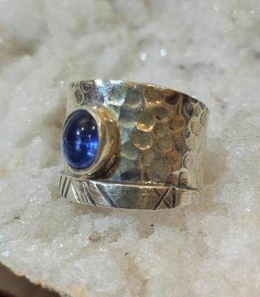 Bague argent martelé et pierre naturelle de cyanite bleue