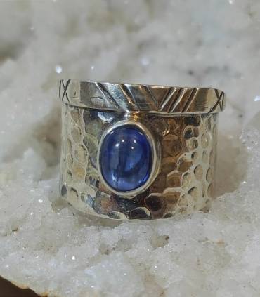 Bague argent martelé et pierre naturelle de cyanite bleue