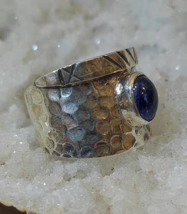 Bague argent martelé et pierre naturelle de cyanite bleue