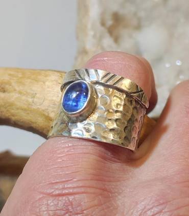 Bague argent martelé et pierre naturelle de cyanite bleue