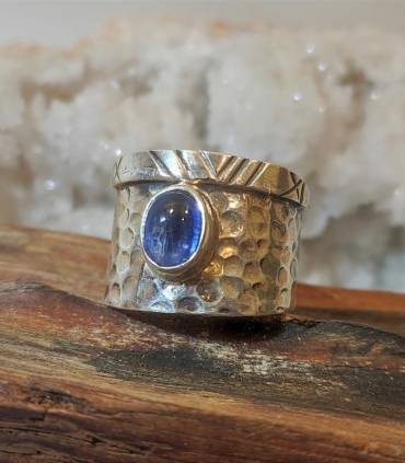 Bague argent martelé et pierre naturelle de cyanite bleue