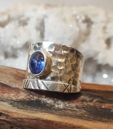 Bague argent martelé et pierre naturelle de cyanite bleue