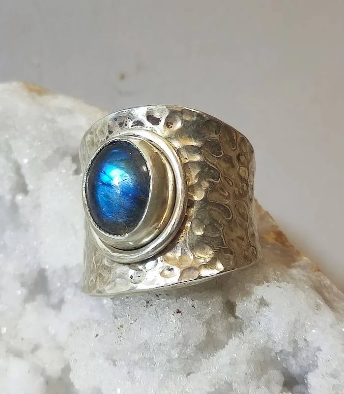 Bague Neelanjana – Argent 925 martelé & Labradorite bleue