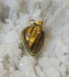 Pendentif artisanal en laiton et oeil de tigre