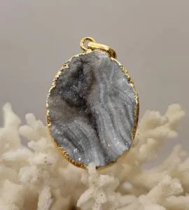 Pendentif laiton pierre brute calcédoine