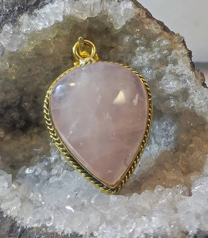 Pendentif laiton bijou ethnique quartz rose