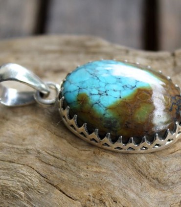 Pendentif ethnique sertissage couronne pierre naturelle turquoise