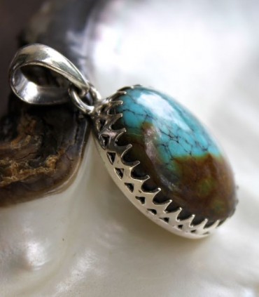 Pendentif ethnique sertissage couronne pierre naturelle turquoise
