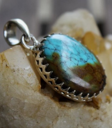 Pendentif ethnique sertissage couronne pierre naturelle turquoise