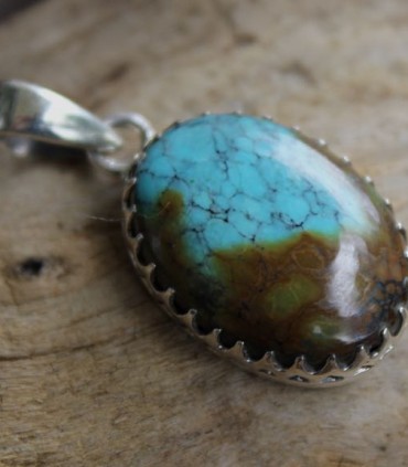 Pendentif ethnique sertissage couronne pierre naturelle turquoise