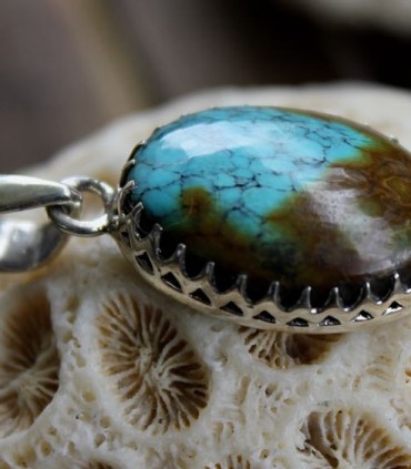 Pendentif ethnique sertissage couronne pierre naturelle turquoise