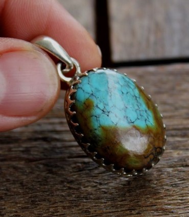 Pendentif ethnique sertissage couronne pierre naturelle turquoise