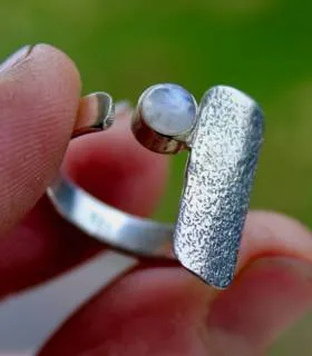 Bague argent ajustable plaque texturée pierre de lune naturelle
