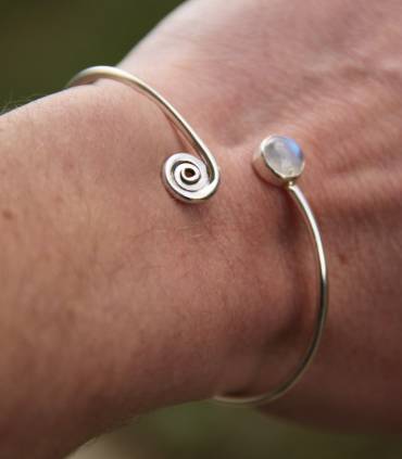 Bracelet jonc argent spirale pierre de lune arc en ciel