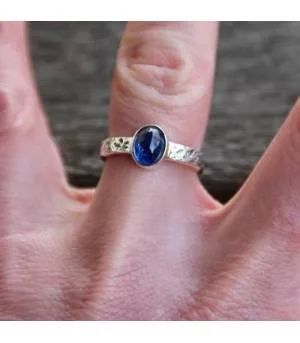 Bague argent solitaire pierre naturelle de cyanite.