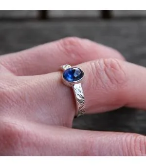 Bague argent solitaire pierre naturelle de cyanite.