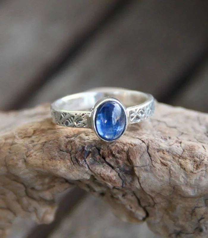 Bague argent solitaire pierre naturelle de cyanite.