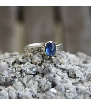 Bague argent solitaire pierre naturelle de cyanite.