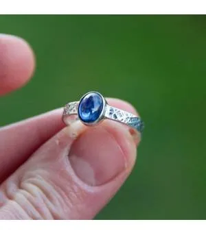 Bague argent solitaire pierre naturelle de cyanite.