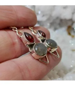 Boucles d'oreilles argent et pierres naturelle labradorite et grenat.