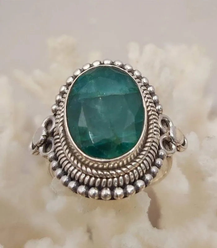 Bague ethnique en argent et pierre naturelle d'émeraude