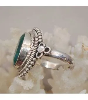 Bague ethnique en argent et pierre naturelle d'émeraude