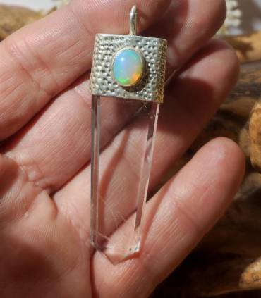 Pendentif ethno tribal cristal et opale éthiopienne.