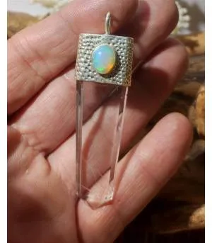 Pendentif ethno tribal cristal et opale éthiopienne.