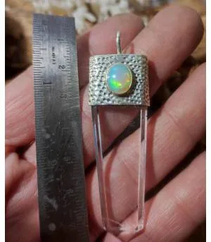 Pendentif ethno tribal cristal et opale éthiopienne.