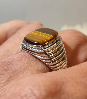 Bague chevalière en argent et pierre naturelle d'oeil de tigre