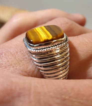 Bague chevalière en argent et pierre naturelle d'oeil de tigre