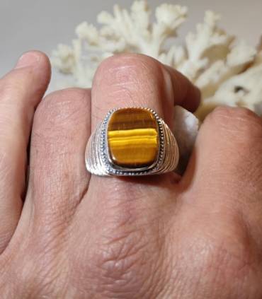 Bague chevalière en argent et pierre naturelle d'oeil de tigre