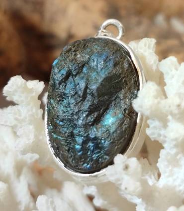 Pendentif brut en argent et pierres brute de labradorite bleue.