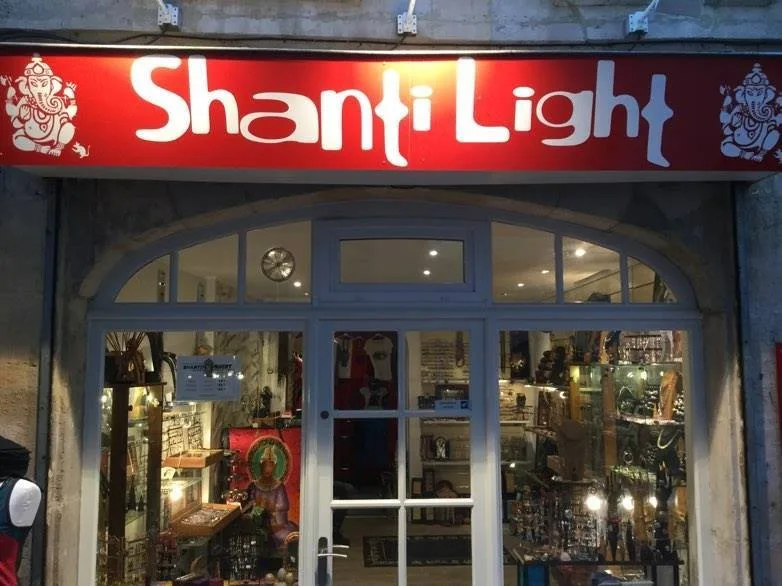 Shantilight, bijouterie à Caen – bijoux artisanaux indiens Shantilight, bijouterie à Caen – bijoux artisanaux indiens